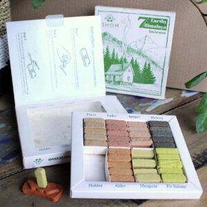 ISHOM Set 70 Mattoncini di Incenso e Supporto - 7 Incensi Terrosi dell'Himalaya